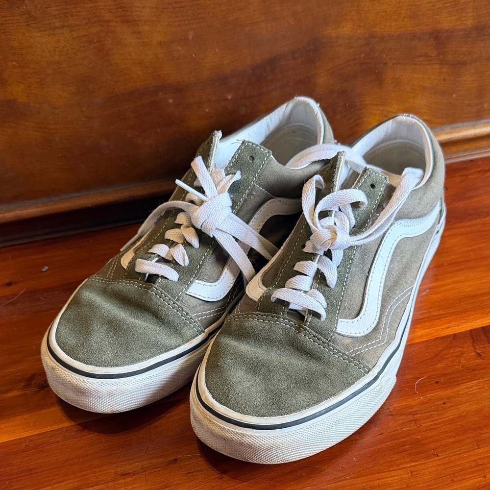 VANS Old Skool Skate Shoes in Olive Green Suede and White M 7.5 W 9